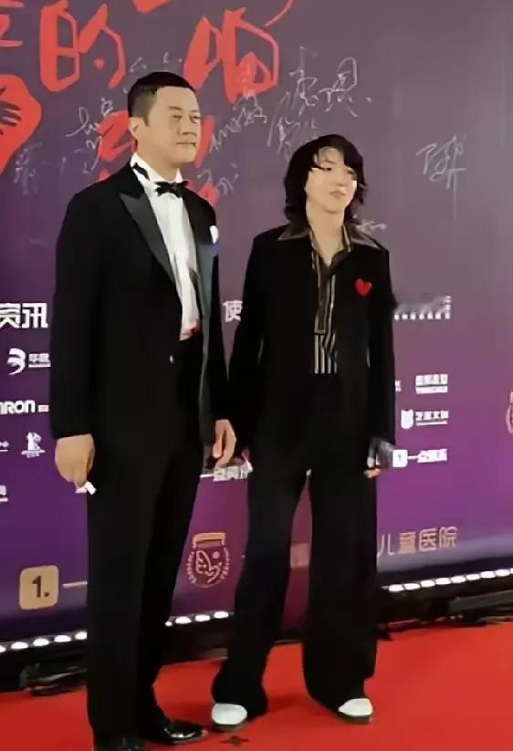 李亚鹏做梦也没想到，8岁跟着自己的窦靖童，开始帮他渡过难关了！

李亚鹏与继女窦