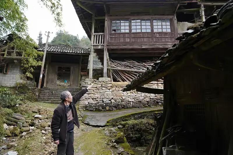 一诺千金！四川男子李国友替人守房25年，老板娘回来处理房子时却发现他还在坚守！