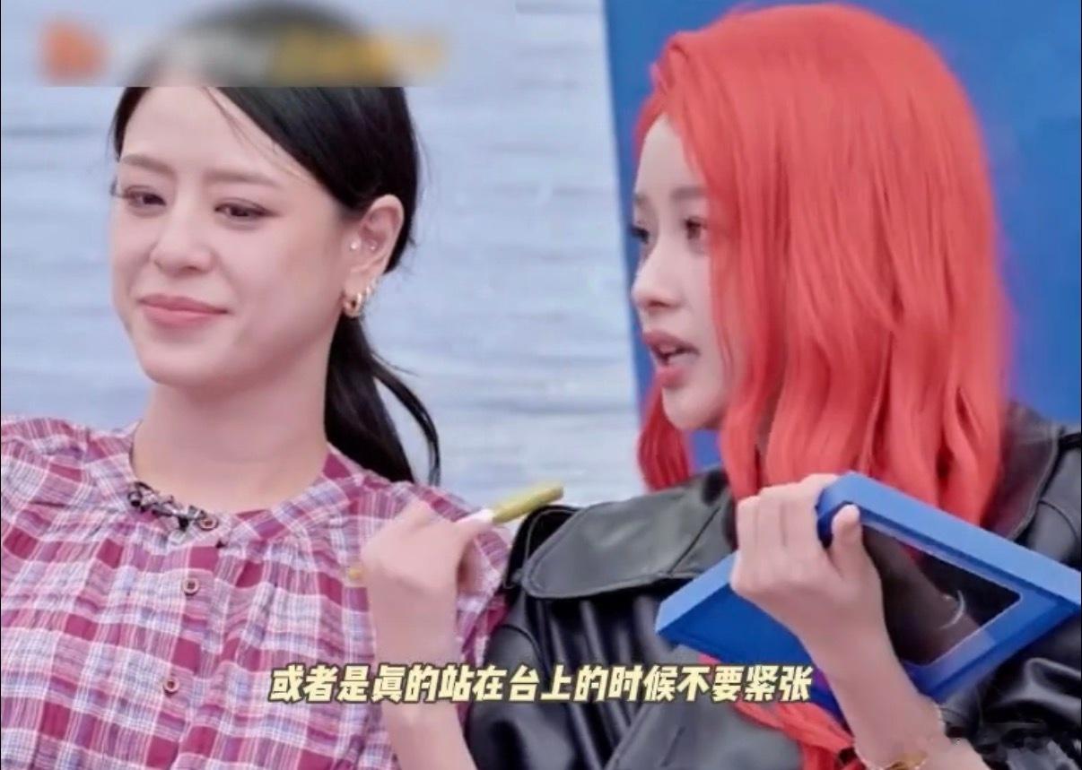 孙怡让江语晨自信做自己看《乘风2026》被孙怡和江语晨的互动暖到了！孙怡写“你好