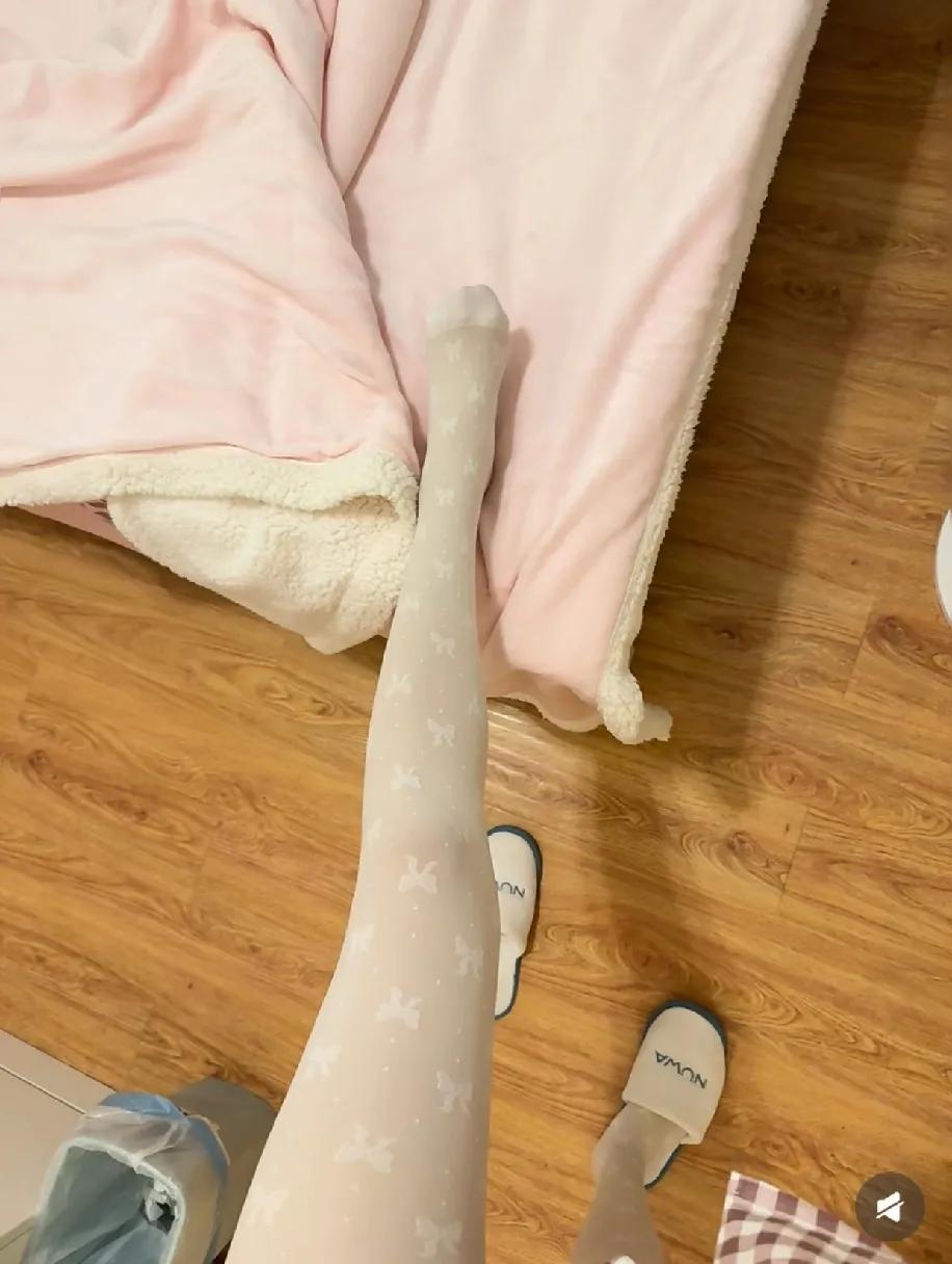 秋冬光腿神器踩坑踩麻了，今年直接摆烂选白丝
 
每年一降温就跟光腿神器死磕：要么