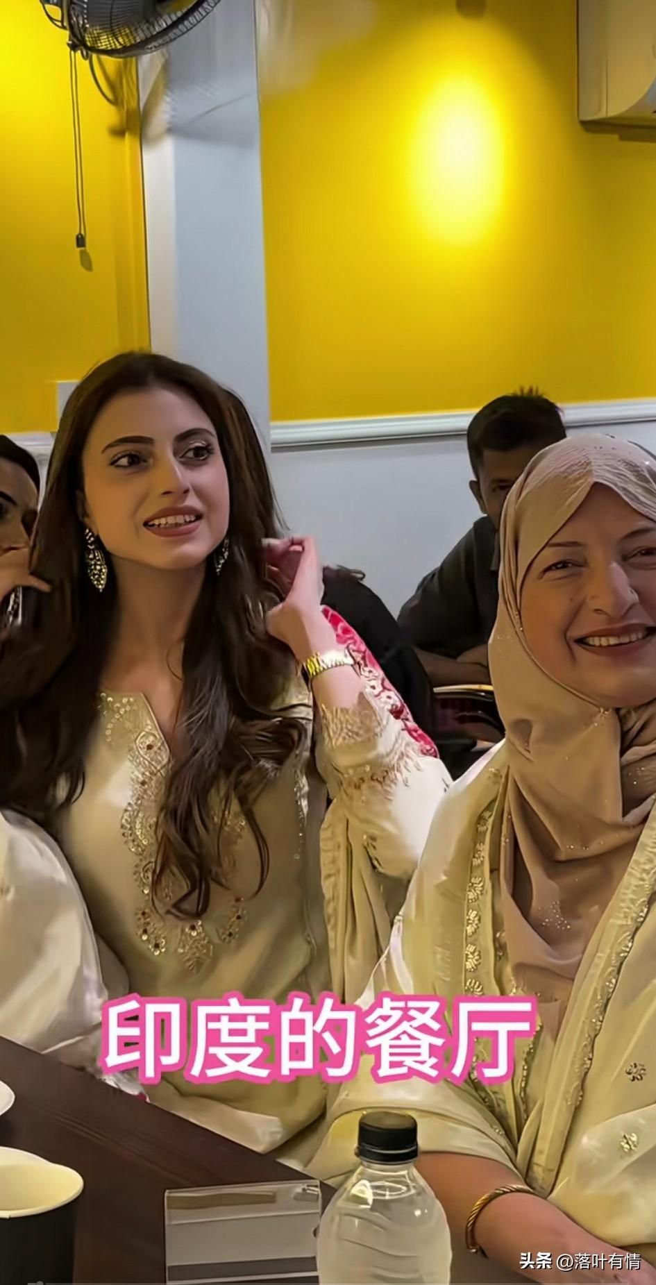 男子在印度餐厅发现了一个美女，
于是就用勺子对着它进行拍摄，
印度美女看到之后，