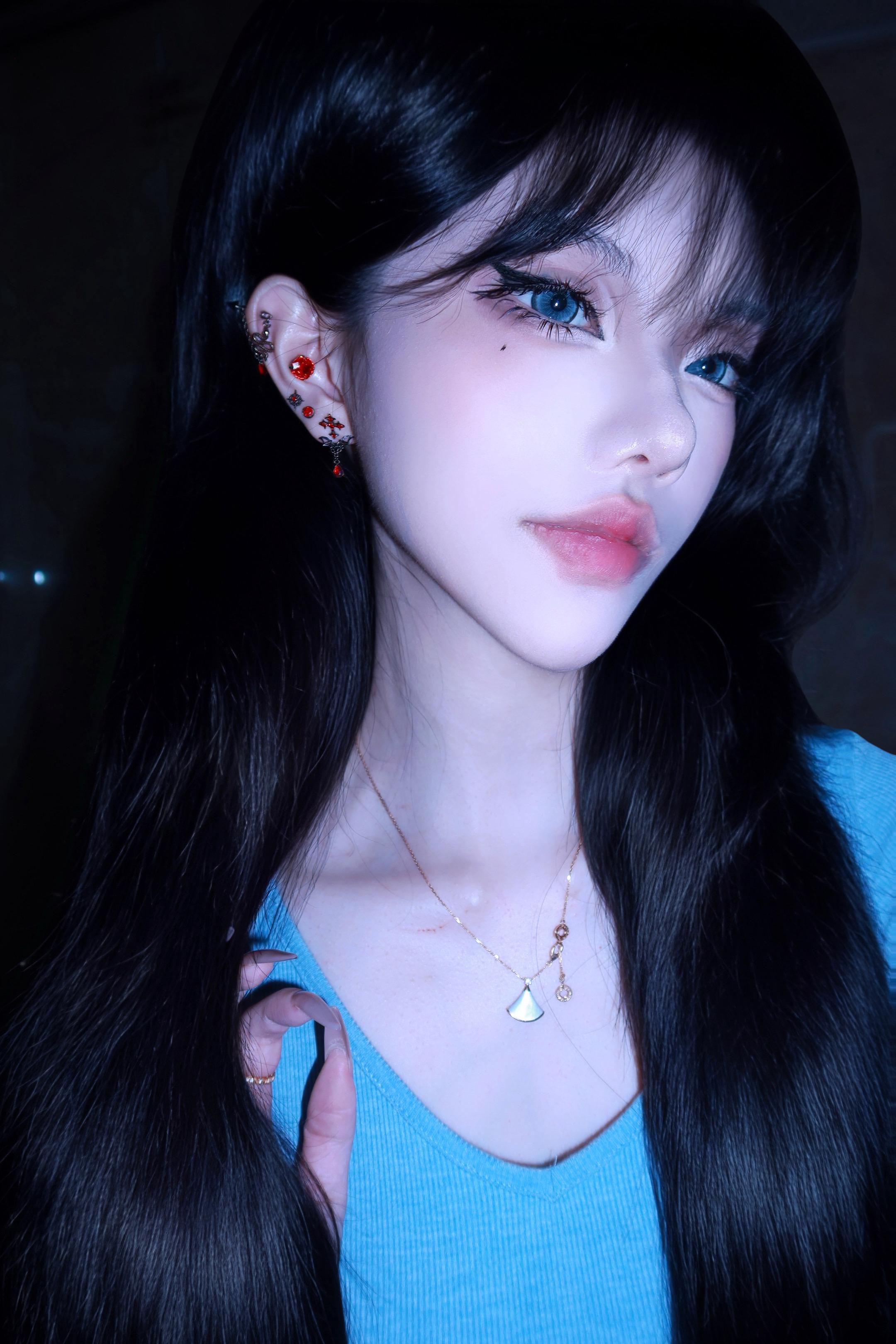 “好好看看我的脸 像是会向命运低头的女人吗？” 狐狸眼