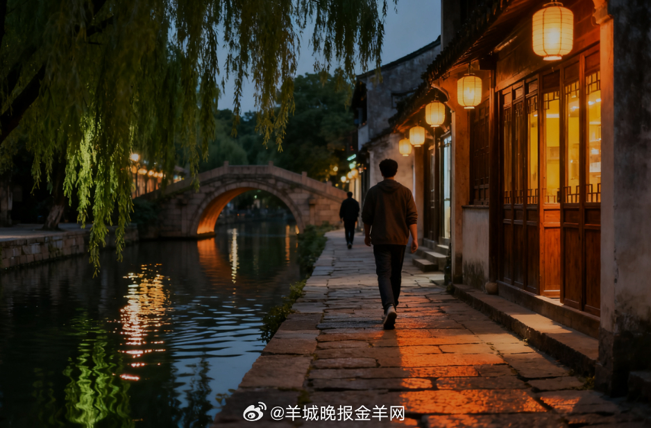 #晚安[超话]#  霓虹把街道染成流动的彩，车流渐稀，只剩路灯与橱窗的光轻轻晃。