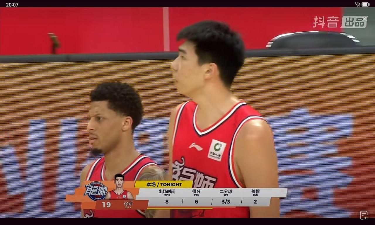 徐昕篮下死磕克里斯，山东队半场16前板，邱彪的球队还落后7分

广州队主教练总是