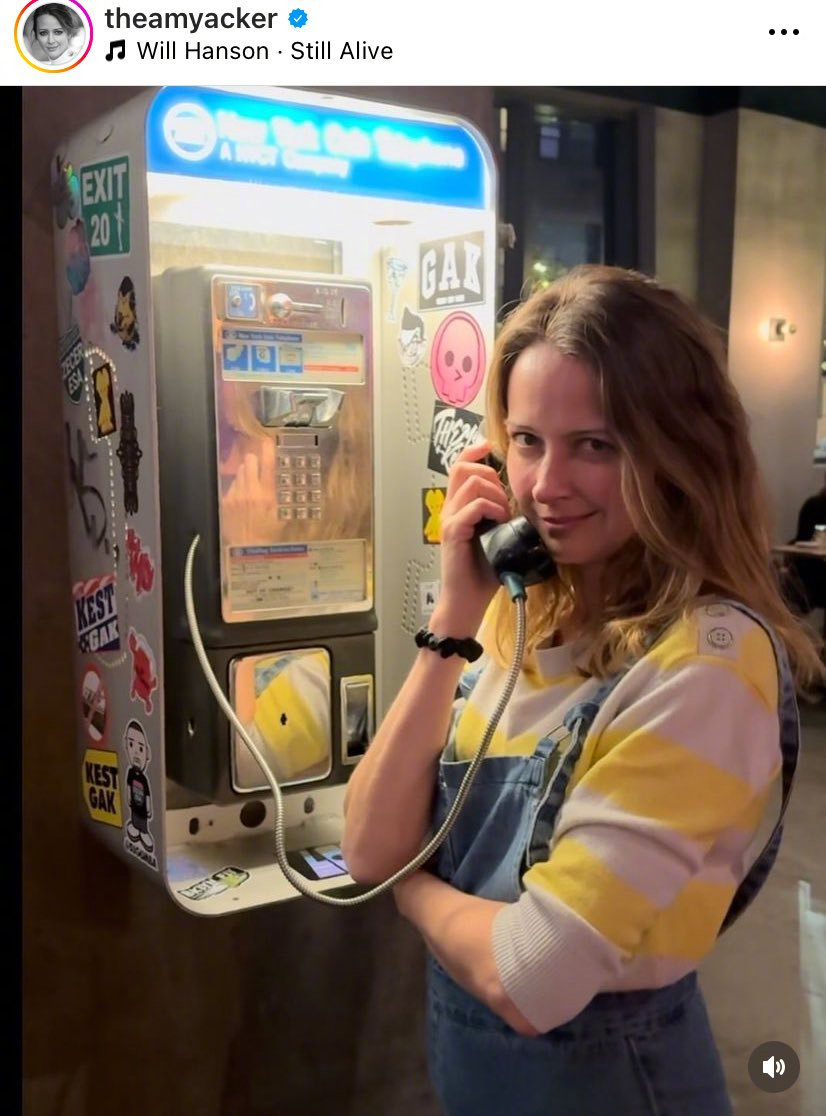 #疑犯追踪[超话]# “根妹”Amy Acker纽约晒图，电话亭打卡。——Can