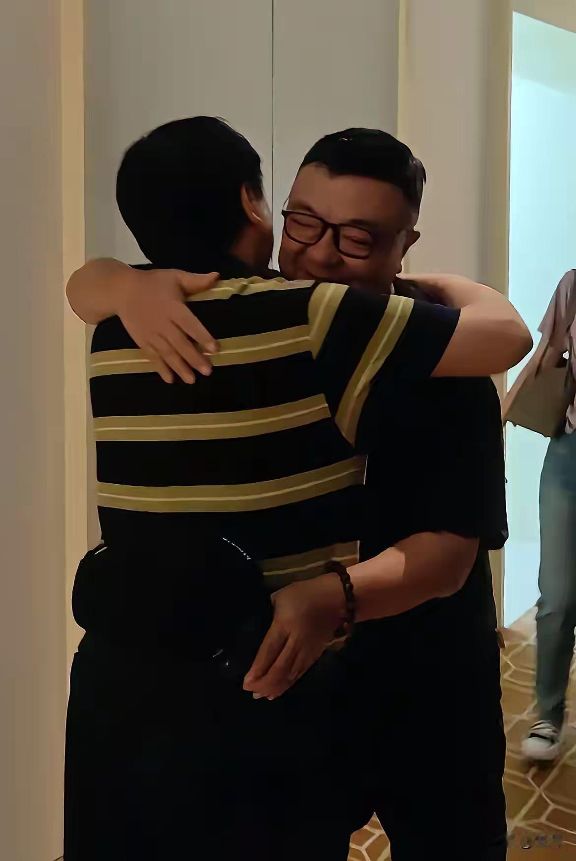 董路与他的好大哥见面了，而且是在李先生家里！

6月23日下午董路带着夫人和助力