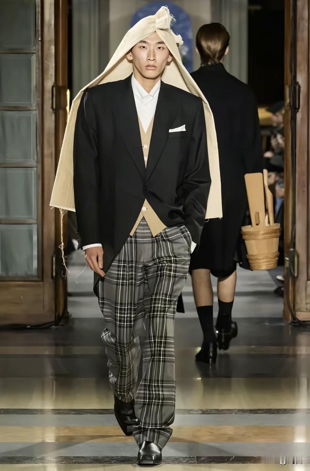 巴黎世家的新歀头巾，以我们河南人的眼光来看。是有点晦气了，跟丧葬用品差不多。
审