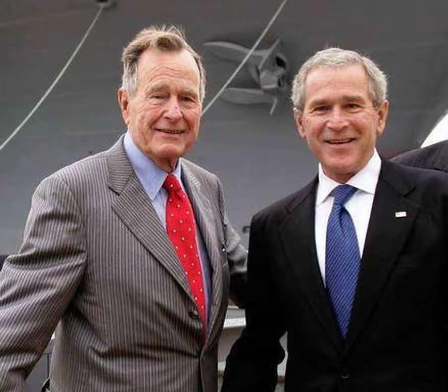 年轻的小布什，还真的让老布什头痛呀！小布什年轻时，是真的不省心，叛逆期也长，好在