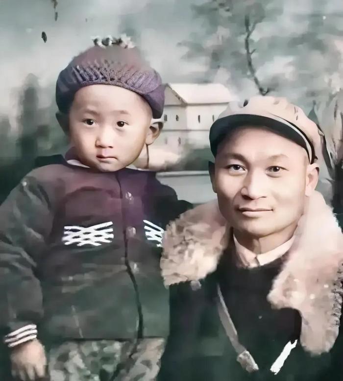 照片中这个其貌不扬的小男孩，长大后却成了商场上叱咤风云的人物，你认识他是谁吗？

