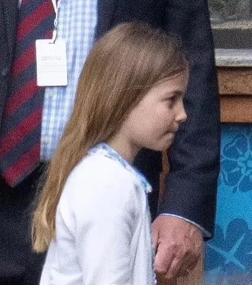 新照片！威廉凯特带着乔治、夏洛特和路易斯，到西敏寺大教堂，和查尔斯一起，参加加冕