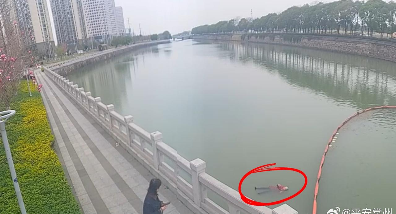 【“我来救！”——他拽着消防水带跳进春寒】3月23日17时许，紫悦花园北门口运河