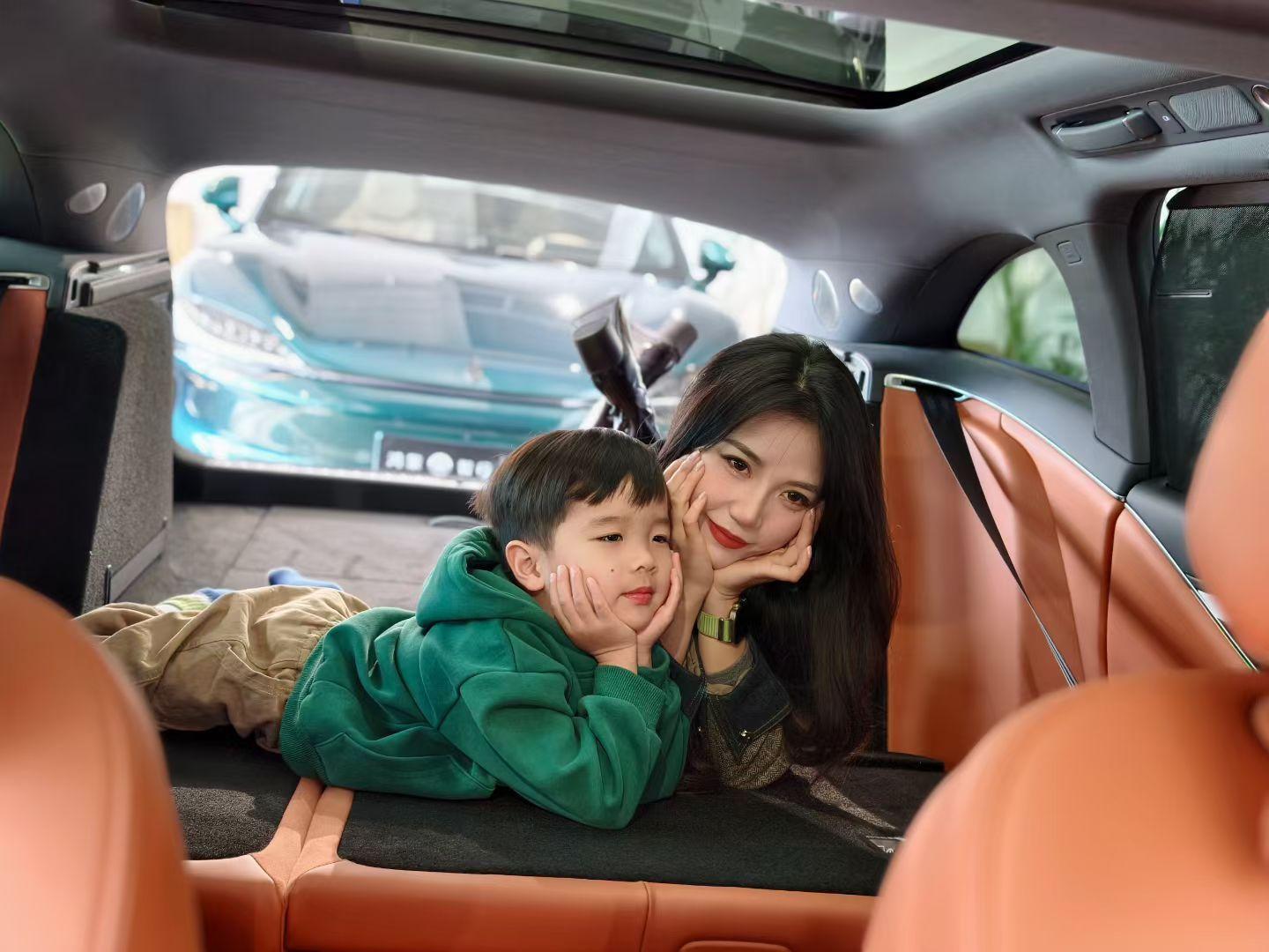 鸿蒙智行车主大型暖心现场《花开无界》视频里，各位车友的暖心行为都很棒！👍👍?