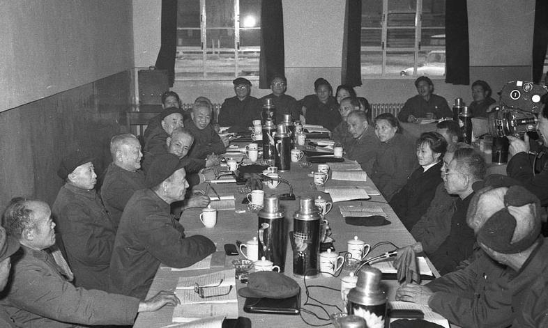 1978年2月27日，李先念参加湖北小组讨论。