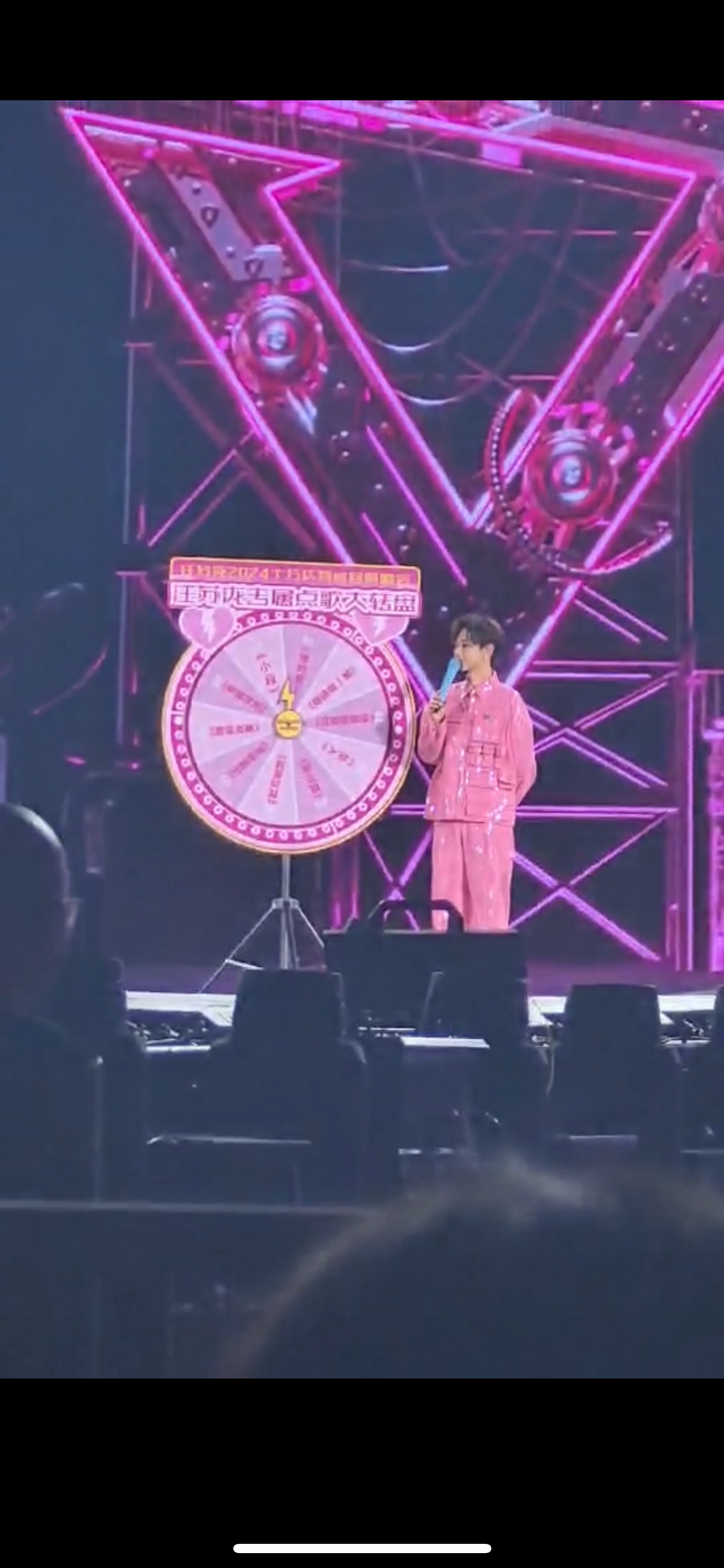 #粉丝让汪苏泷浙江买房##汪苏泷筷子大转盘#杭州演唱会现场，粉丝那些板子让汪苏泷