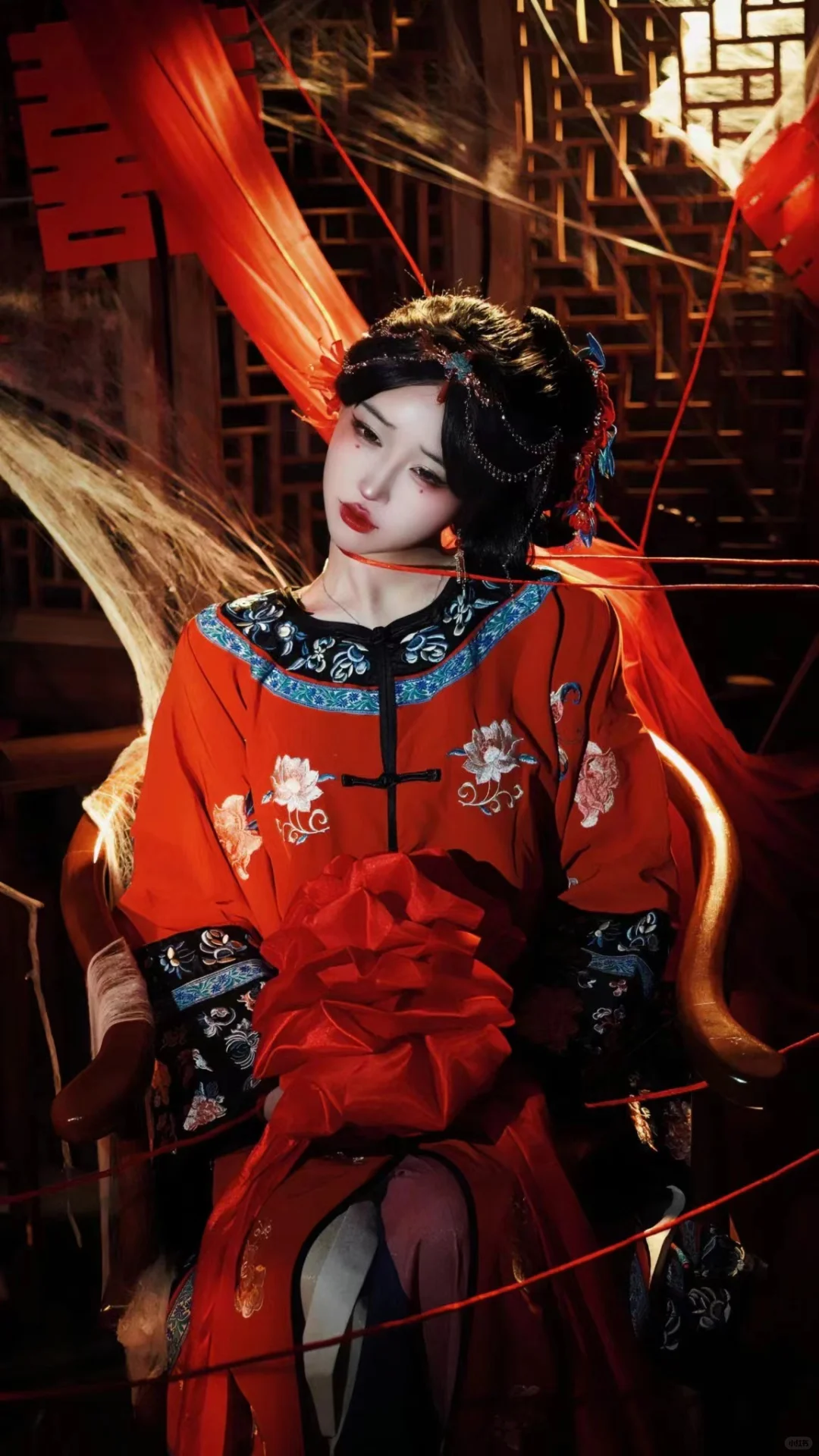 她一生都不属于她自己。生亦如此，死亦如此