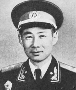 他是全军唯一一位副军级的开国中将。16岁参军。23岁历任八路军120师358旅7