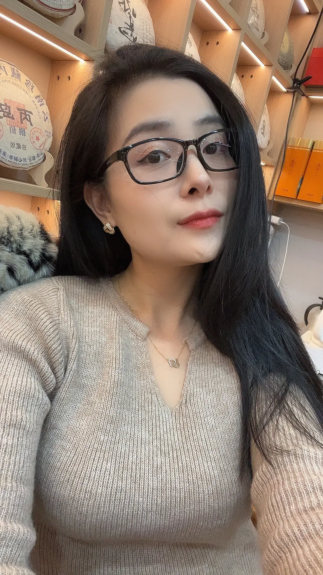 我有茶，还有刚买的一盒好吃的曲奇饼干，有人跟我喝喝茶聊聊天吗…