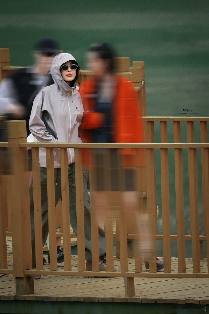 感觉辛芷蕾手机下一秒就要掉出来了向野的我们建议安排手机挂绳！辛芷蕾漫步新疆旷野，