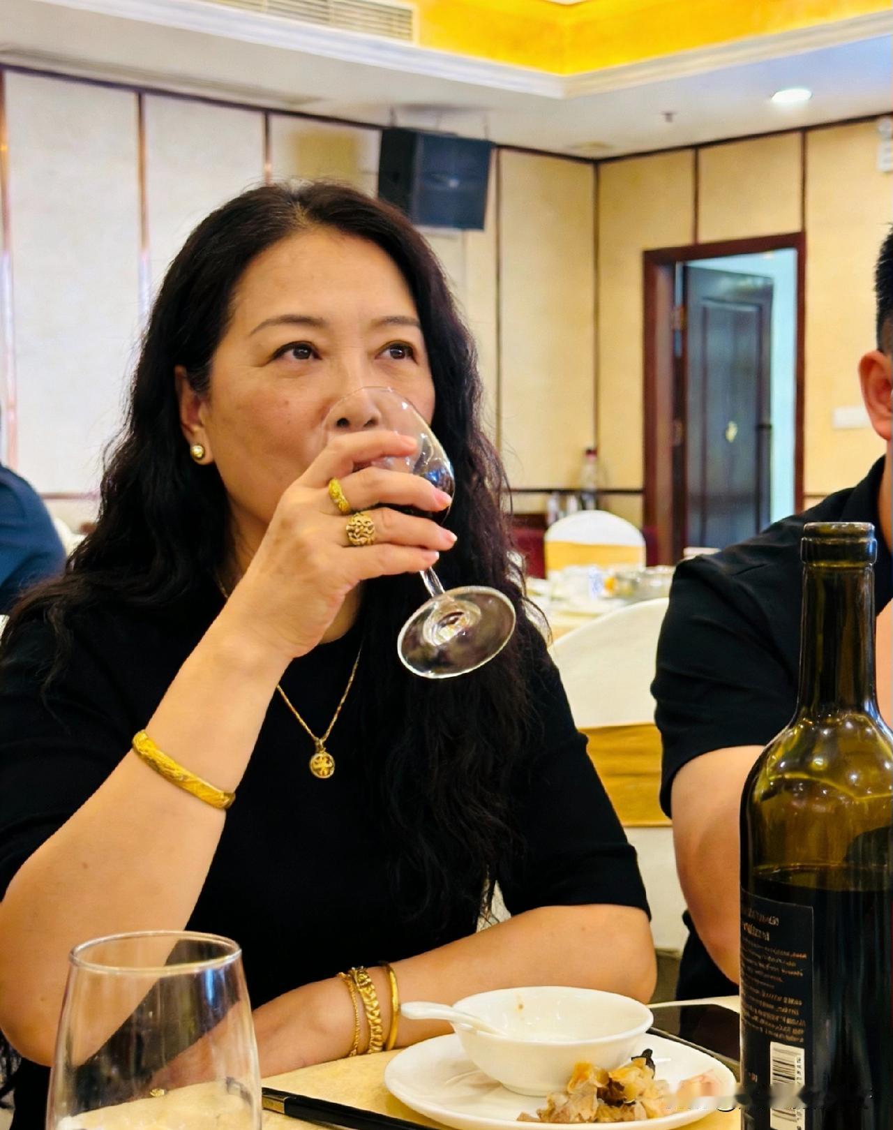 现在的黄金价格
你出门还敢带金子吗？
昨天和老同学吃饭。
看到同学夫人
金耳环，