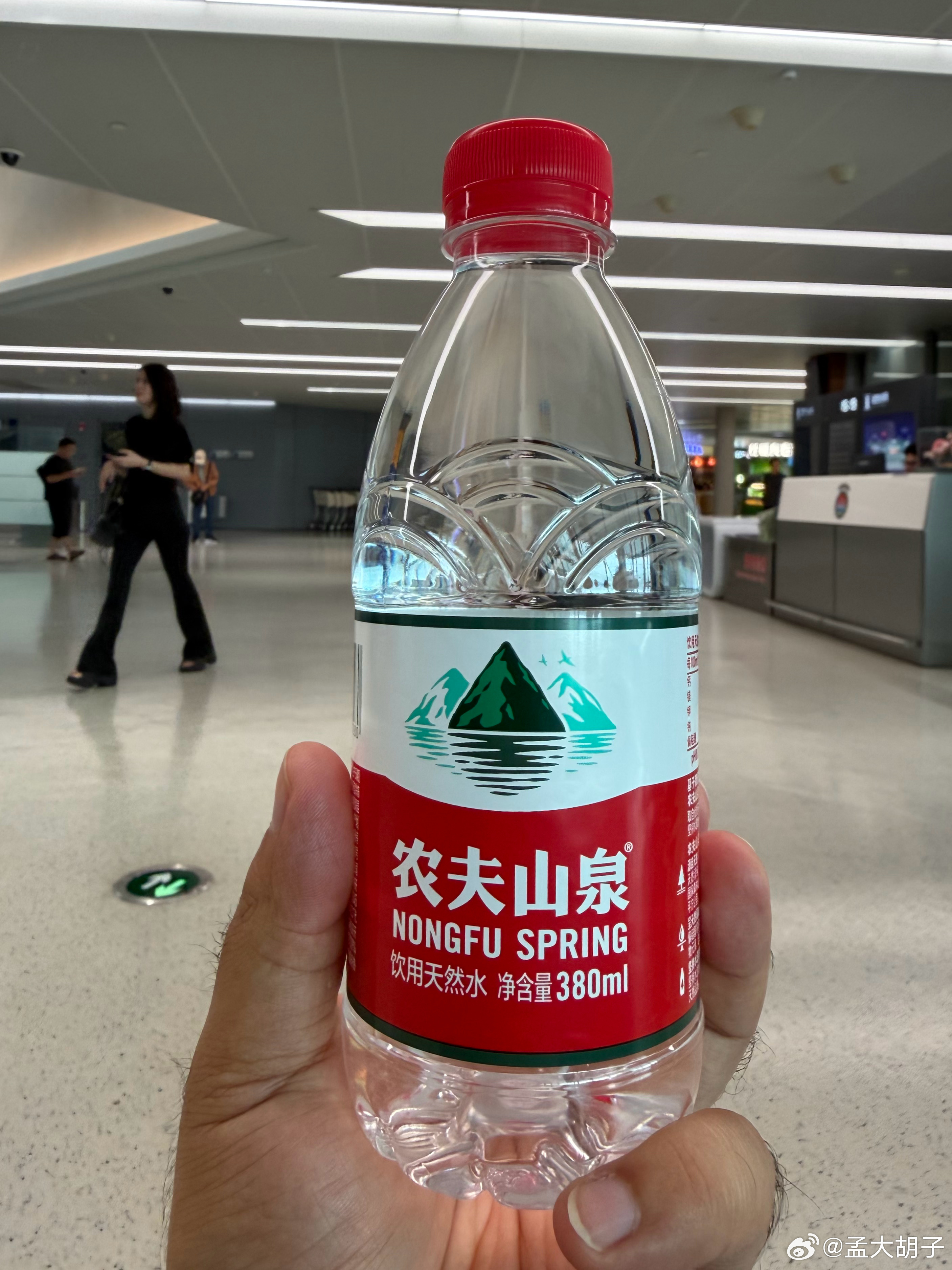最近上海虹桥机场的厦航贵宾厅都是爆满的，没什么舒适感，我基本都是上去拿瓶水就出来