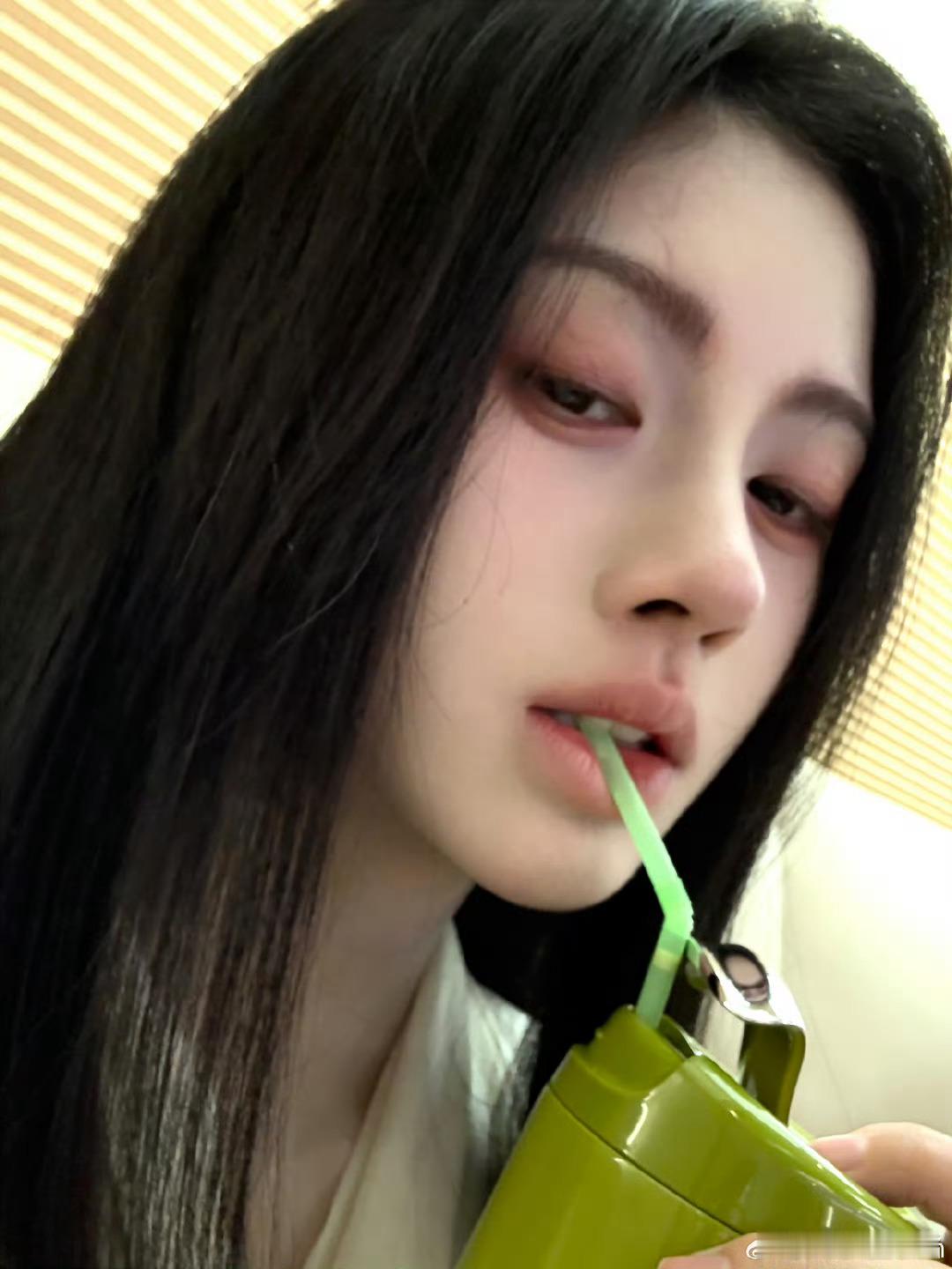 鞠婧祎自拍营业🤳🏻 两只可爱的狐狸宝宝🥰 ​​​