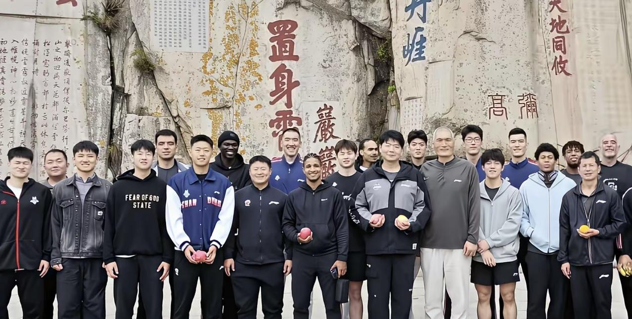 山东高速结束威海的集训，奔赴青岛的体测全体过关，马不停蹄集体登泰山祈福新赛季！每