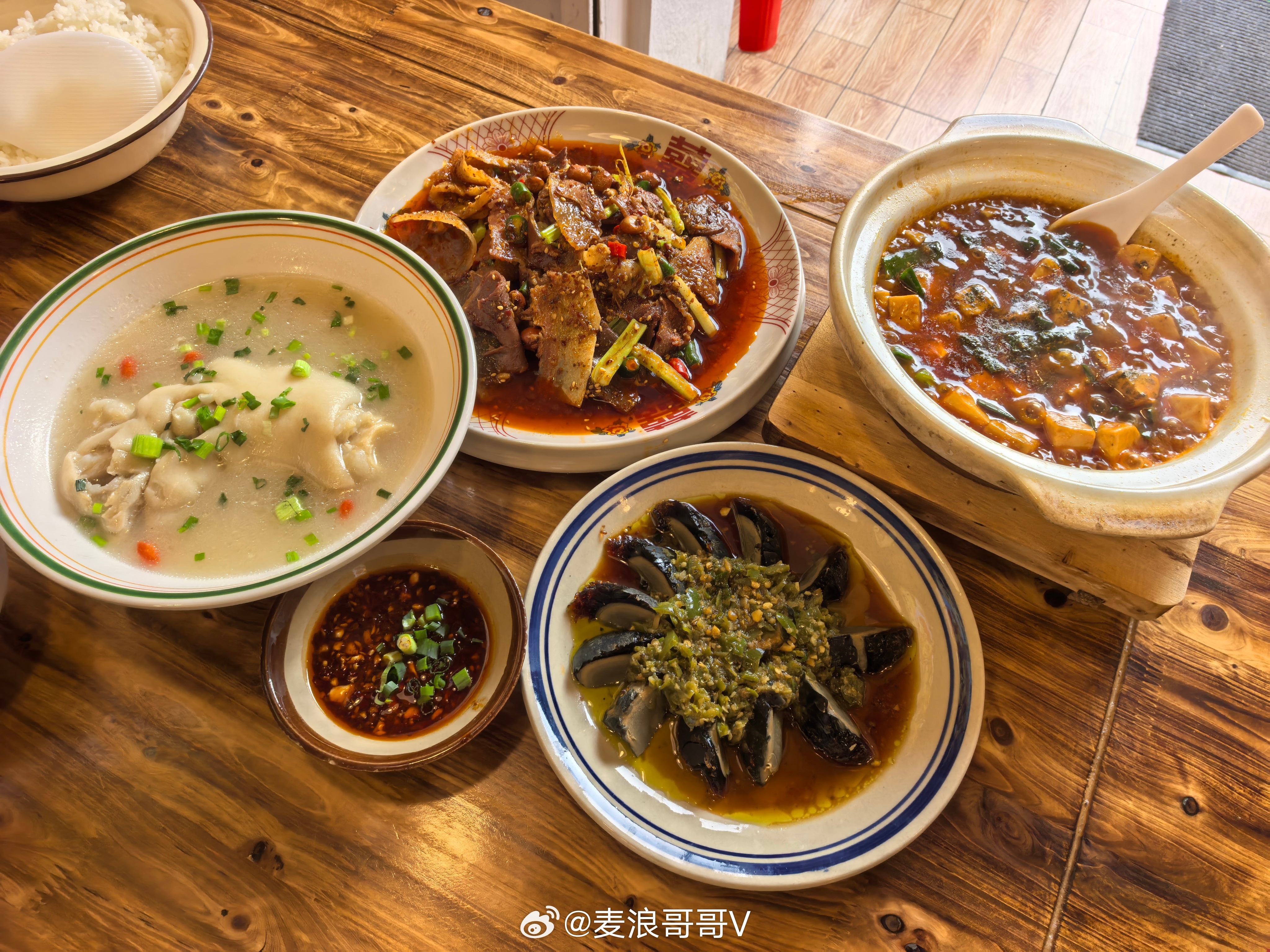 看看我这三天在重庆都吃了什么，前天过来的先去万州然后巫山今天再是重庆，胃就没闲过