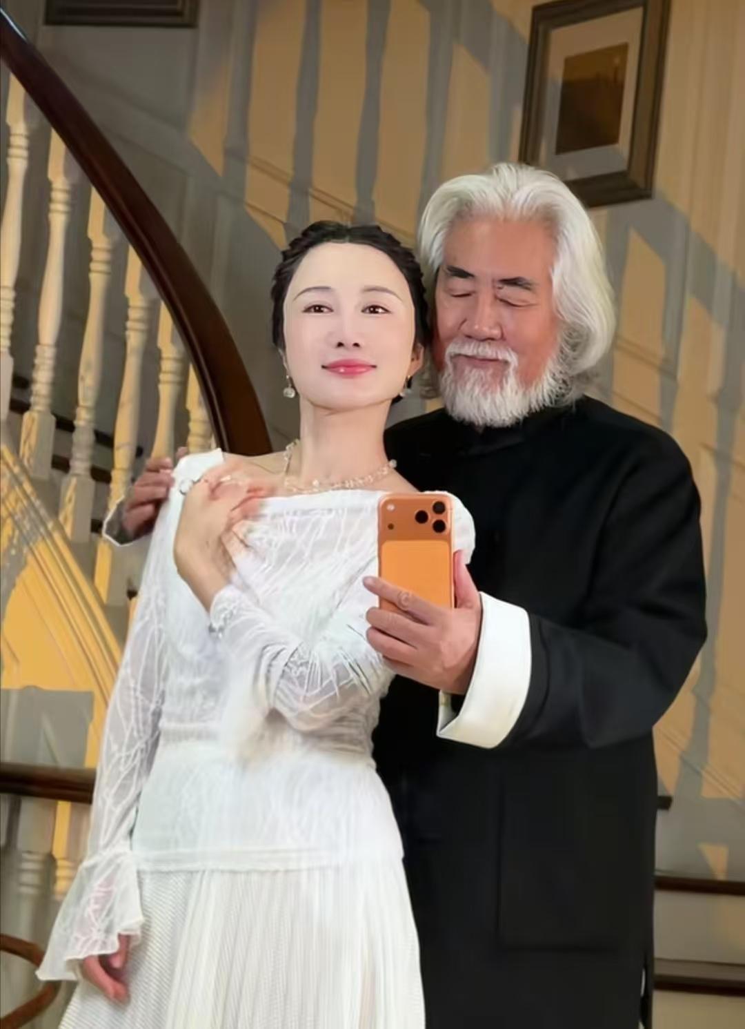 近日，有网友批评著名导演张纪中有“老牛吃嫩草”之嫌，把婚姻当成钱色交易。张导对此