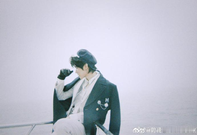 张真源美甲广州演唱会还没开唱，就被张真源的美甲造型狠狠种草，款式高级不浮夸，特别