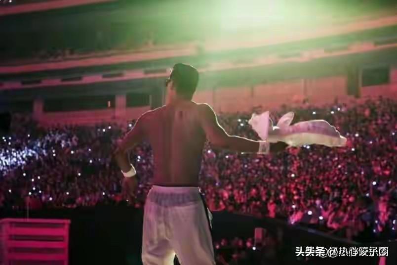 有人说林志玲结婚不幸福，在最近她老公的演唱会上，她现身支持，他老公在台上又是唱又