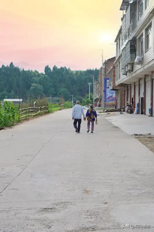 今年两会聚焦农村养老痛点，代表们纷纷呼吁加大财政投入，既要提升农民养老金水平，又