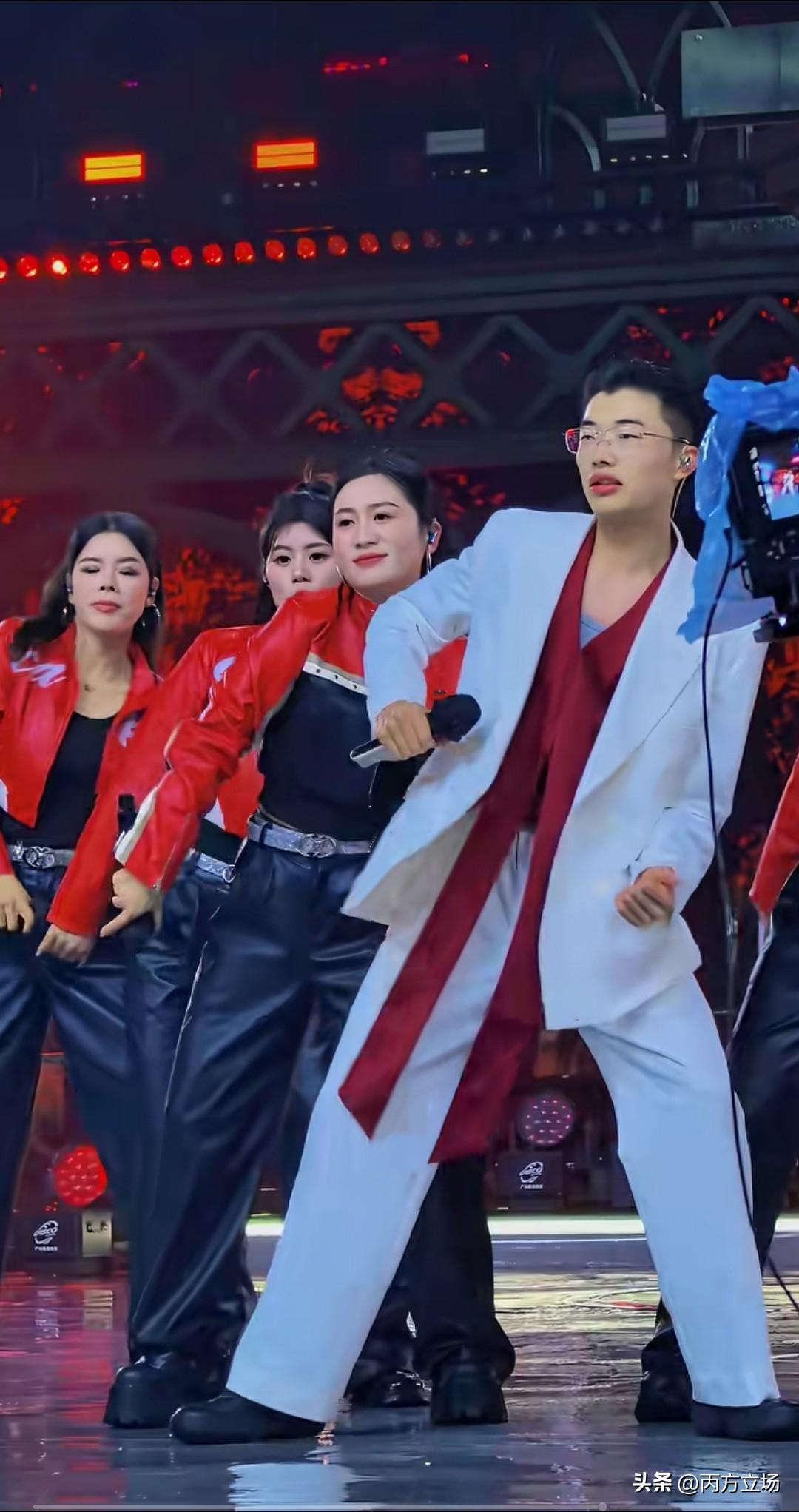 郭有才穿一身白西装，几个女助手在旁边伴舞，他跟着节奏扭起来，那叫一个行云流水，看