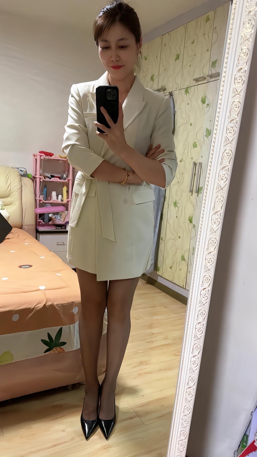 44岁，居家美拍中，男人女人都无法拒绝黑丝与高跟鞋性感中年女性 轻熟小阿姨 黑丝