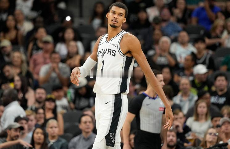 NBA常规赛，马刺105-106惜败灰熊。本场比赛文班亚马复出，替补打了21分钟