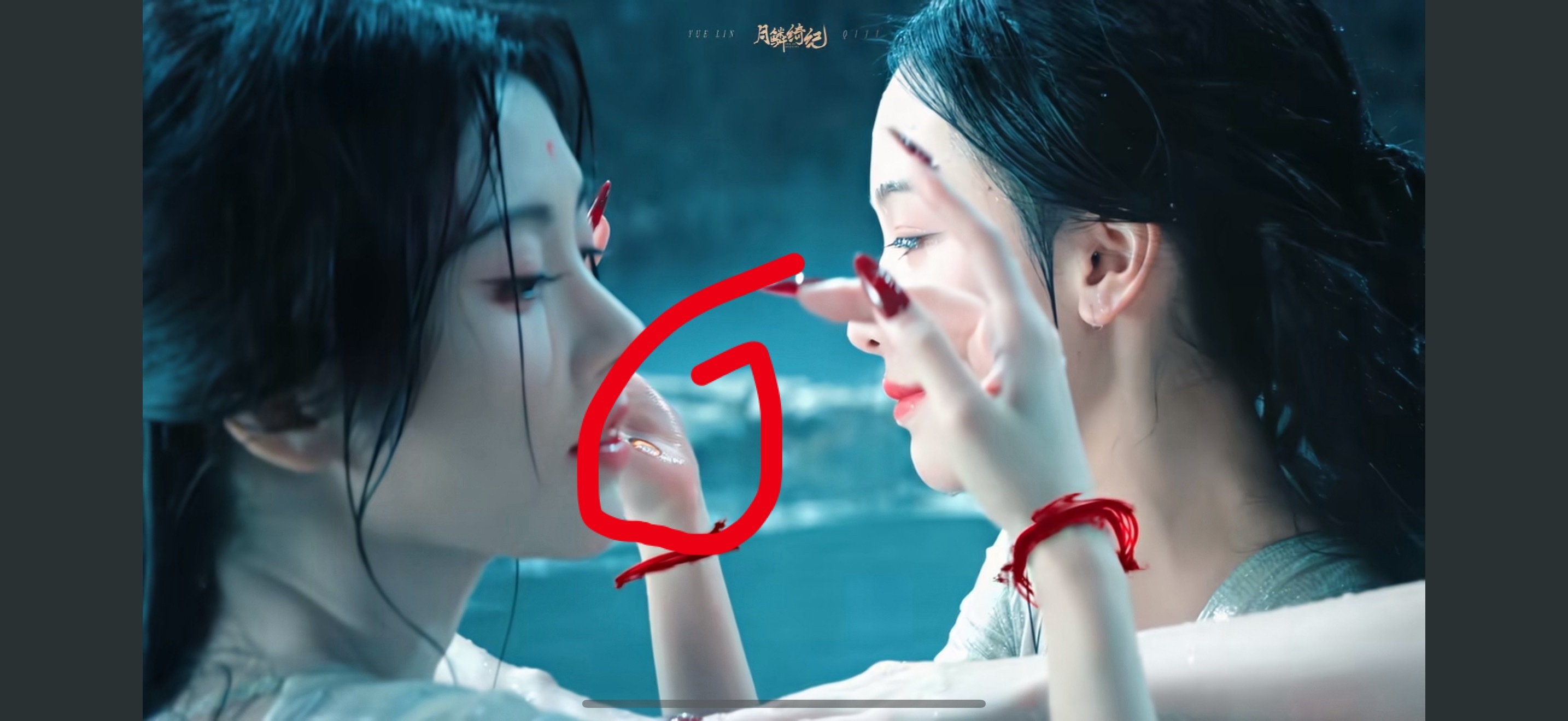 笑死……看到评论里有人问，陈都灵手上的是美瞳粘上去了吗月鳞绮纪