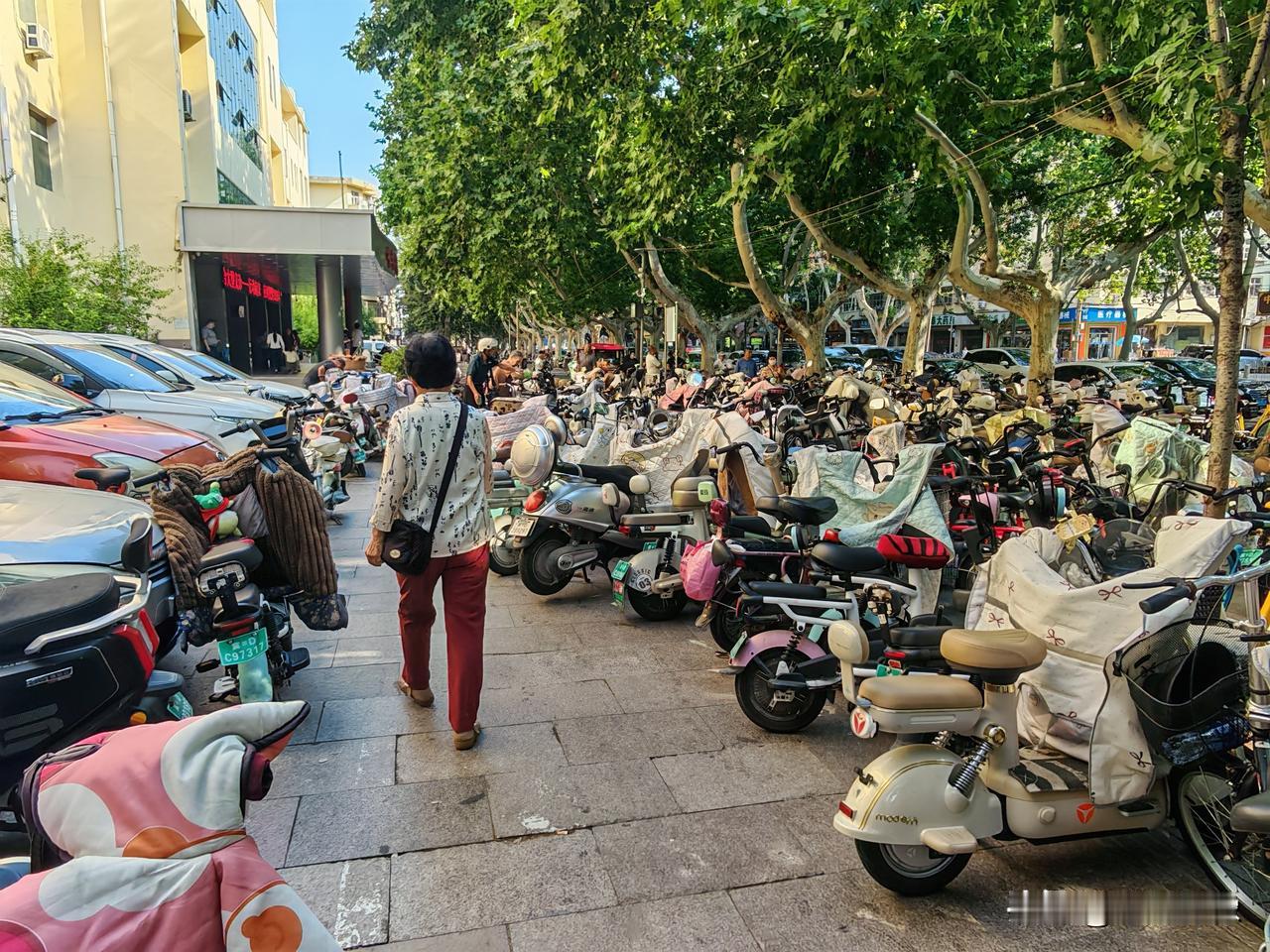 邯郸市电动自行车乱停放，中心医院西区说第二，没有人敢说第一

实拍邯郸市中心医院