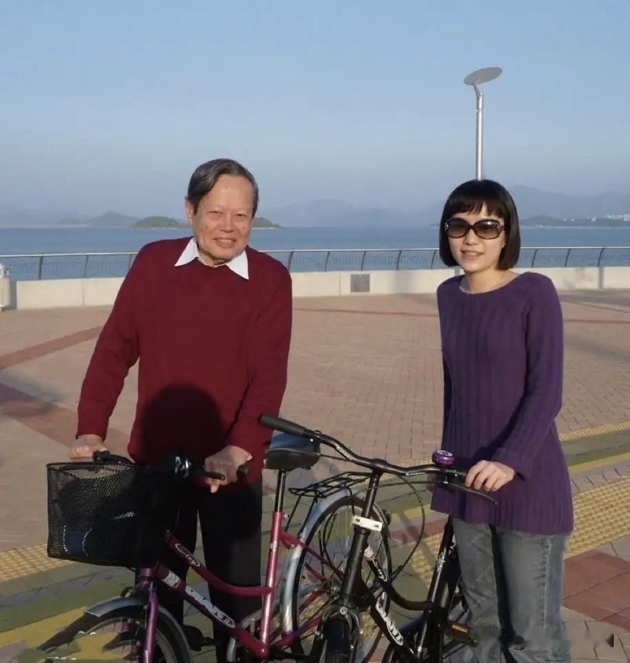 先生毫无征兆地走了，最悲痛的莫过于他的爱妻翁女士，她28岁正值青春年华的时候嫁给