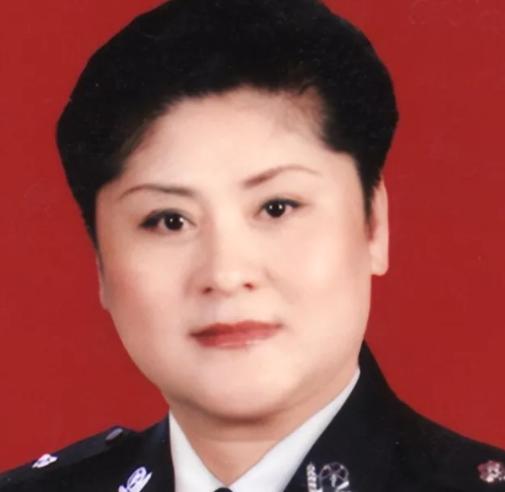 1996年，歹徒全身绑满炸药，手握起爆器，头戴摩托车头盔，劫持了28名孩子和两名