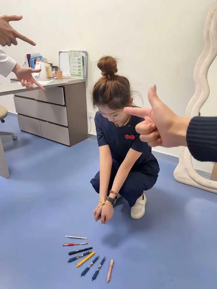 护士偷笔被抓现场。
这下好了，人赃俱获，看你还敢狡辩。
先拉出去打50大板，然后