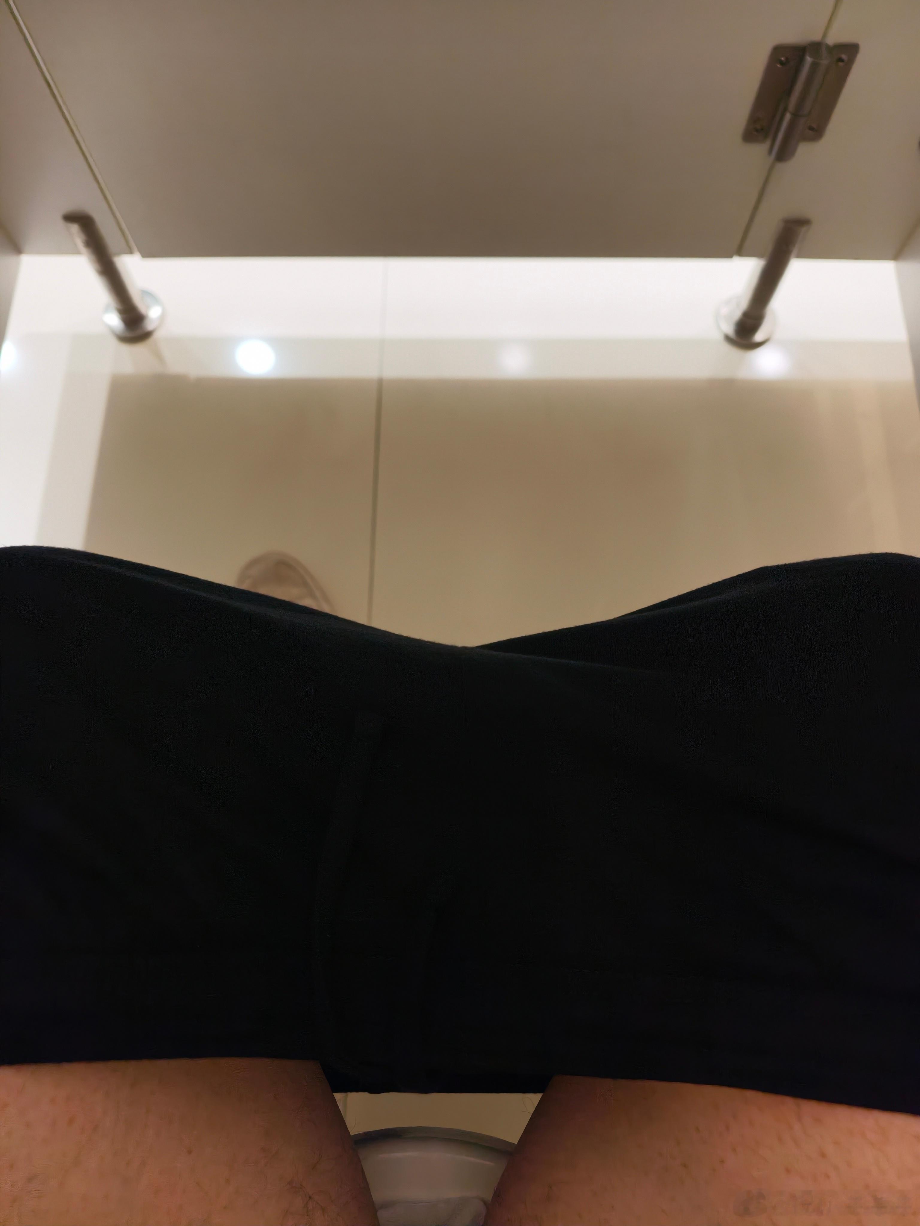 好消息：空调坏了，我工位终于不用穿外套了…坏消息：厕所空调也坏了，热的一身汗… 