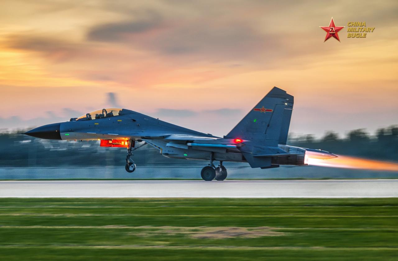 航空兵某旅的歼-10和歼-11战斗机进行夸昼夜飞行训练。