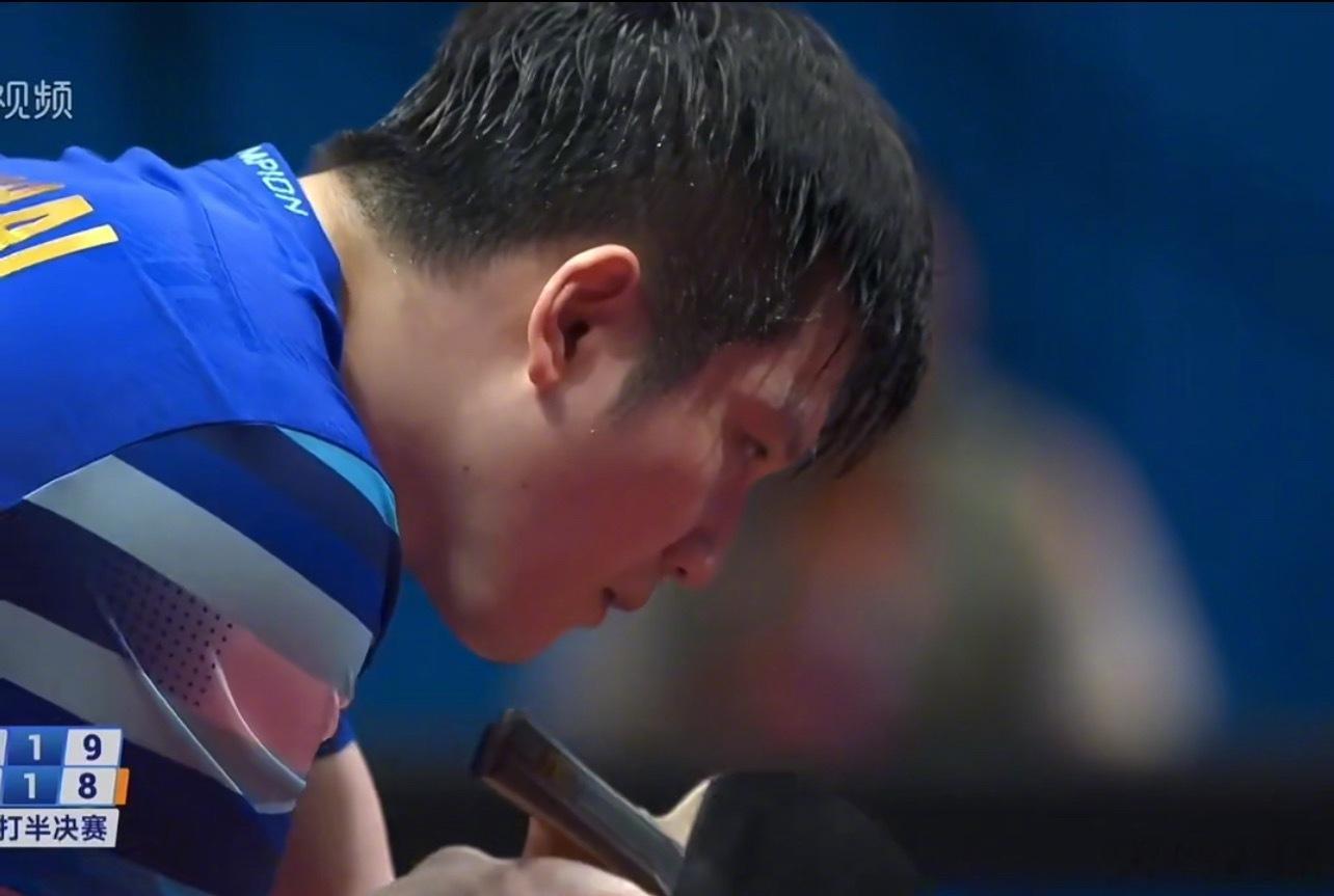 半决赛巅峰对决第一局：樊振东7-11王楚钦第二局：樊振东11-9王楚钦，1-1平