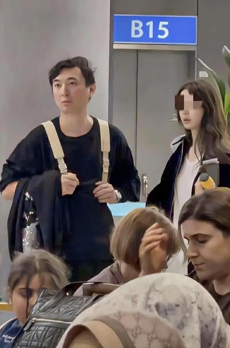 你敢相信吗？
现在王思聪看着有点日系风格了！[泪奔]
网友在国外遇到思聪，边上还