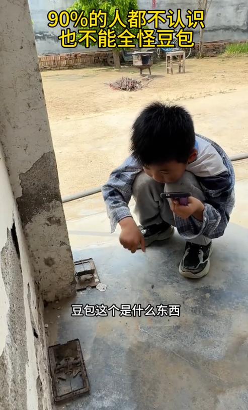 近日，一位宝妈分享了一段孩子与 AI 智能助手“豆包”对话的日常视频。视频中，孩