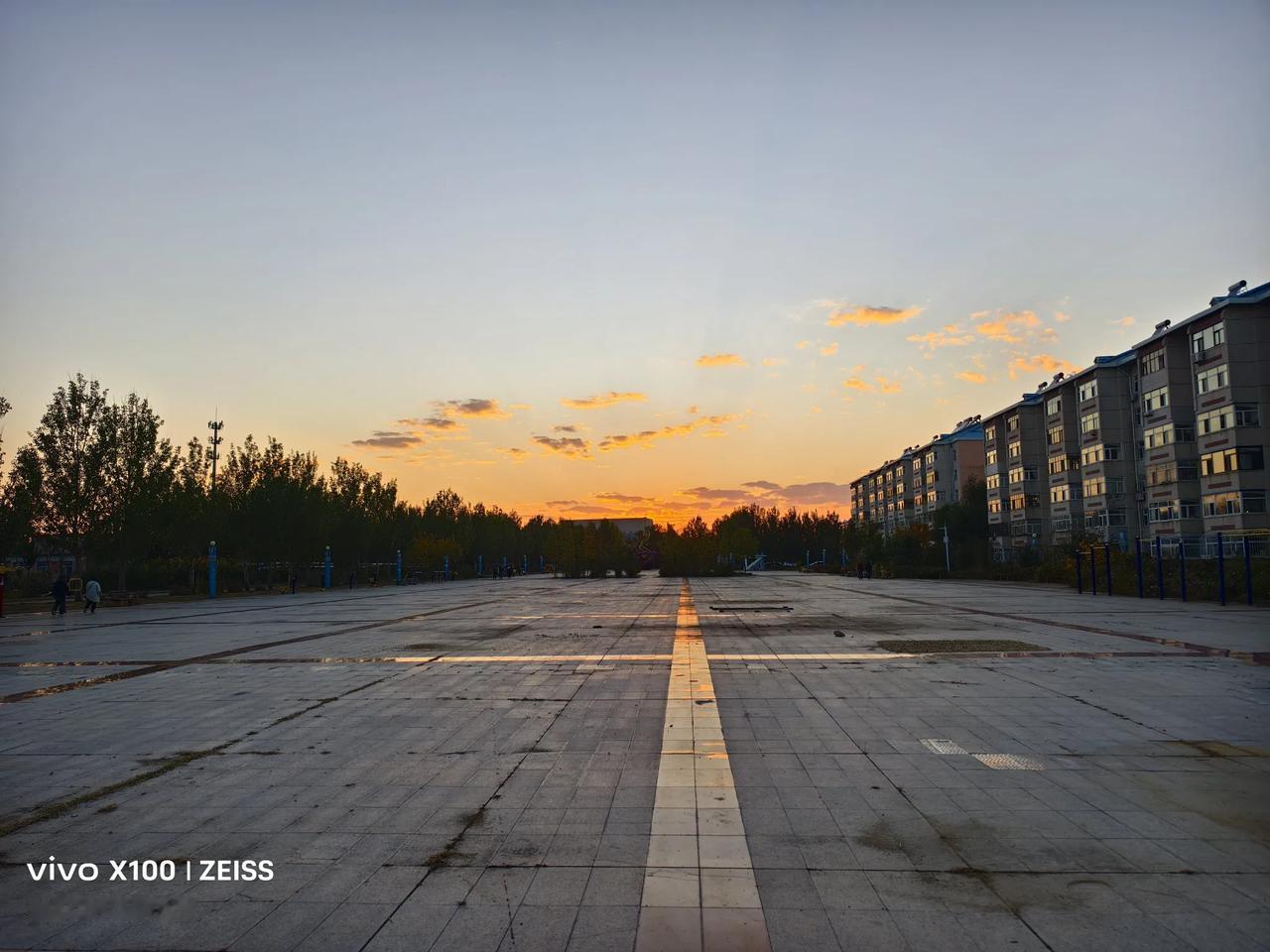  
大庆的夕阳之美！
明天气温下降8度，冷空气来袭了！再有十多天大庆就要供暖了！