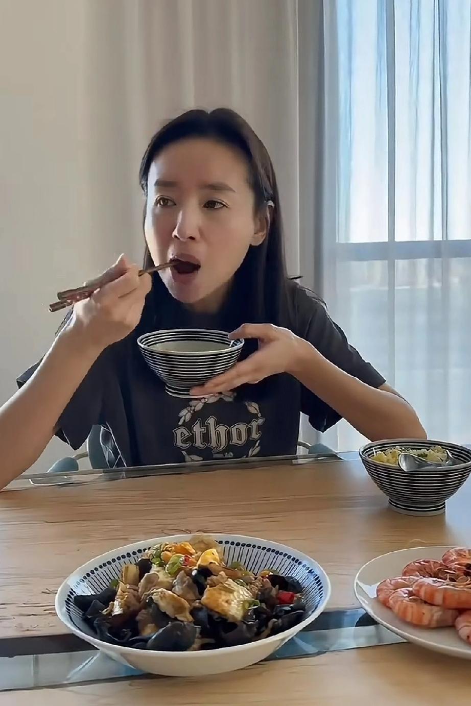 董洁经常在自己的社交平台上分享一些做美食的过程，她不是在做饭就是在吃饭，还总是说