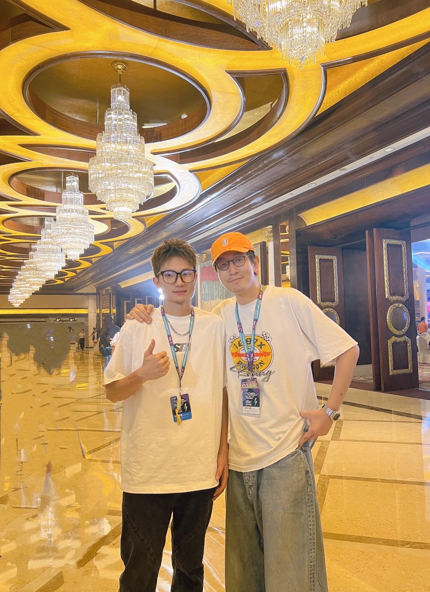 和偶像合个影第一个五年青春奉献在这个行业、坚持热爱、顶峰相见