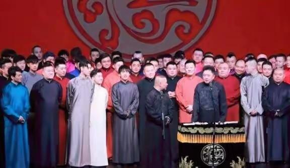 2010年，曹云金出走德云社，带走了19岁的烧饼。曹云金“德云社称收徒弟不收费，
