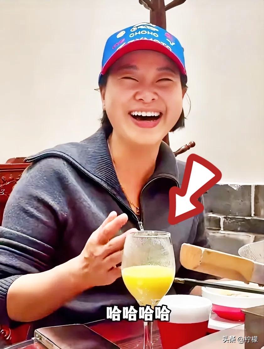 我奶眼光真是毒辣，
看见张雪老婆，
她第一句话就是：找媳妇，千万要找这种面相的，