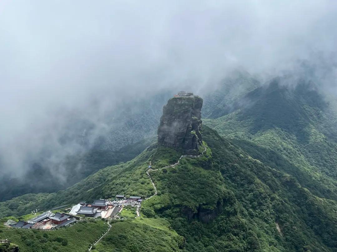 站在高处时，懂得山外有山，常怀谦逊之心；
身处低谷时，明白天生我材，不坠青云之志